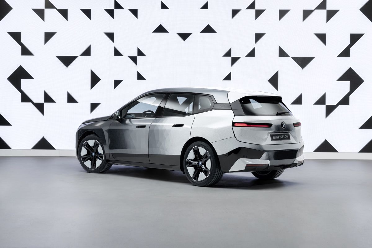 فیلم باورنکردنی / این ب ام و تغییر رنگ می‌دهد