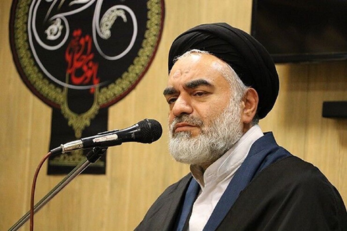 امام جمعه اصفهان: آرایش دختران سبب فروپاشی خانواده خواهد شد