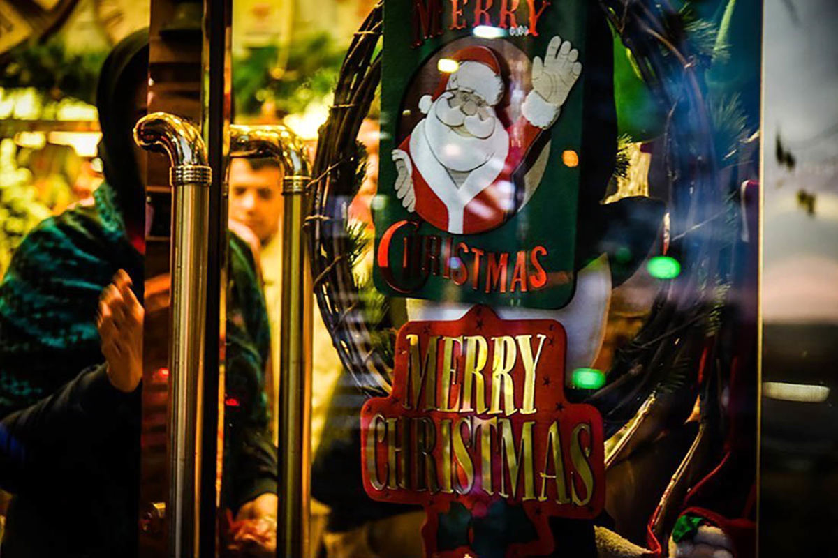 درآمدزایی از بابانوئل / عکس یادگاری ۱۰ هزار تومان!