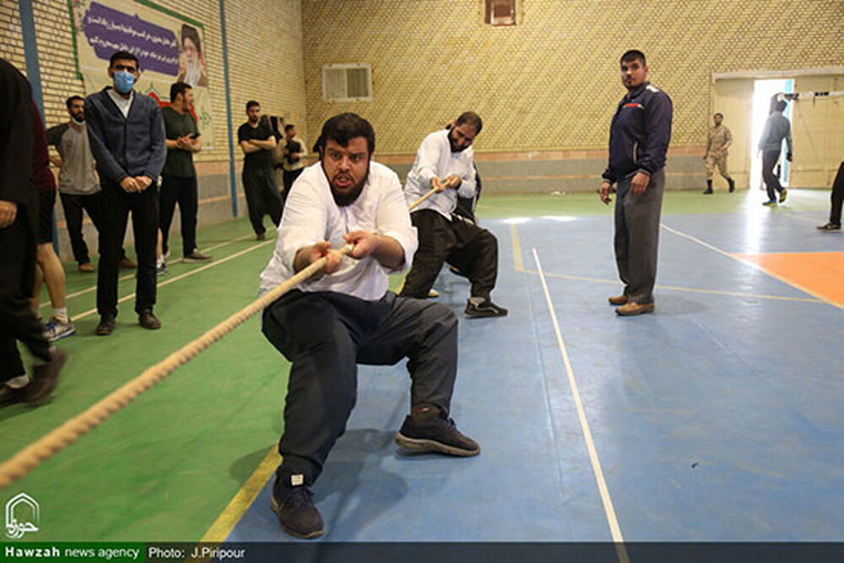 مسابقه طناب کشی طلاب قم + تصاویر