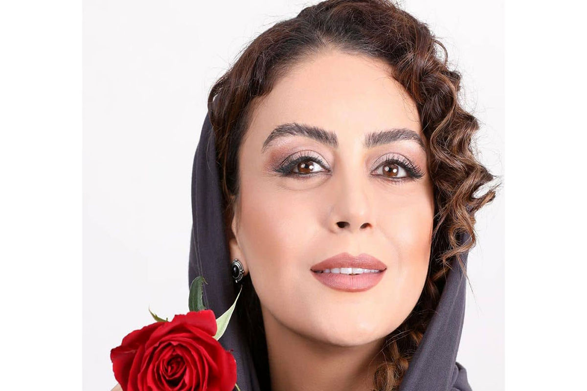 هنرپیشه با استعداد در حال گلاب گیری + عکس