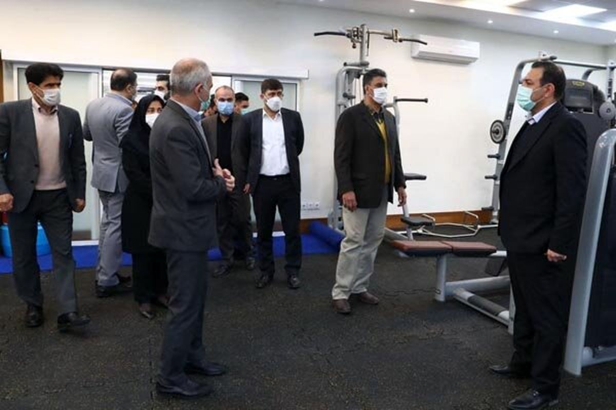 عزیزی خادم روی لبه تیغ