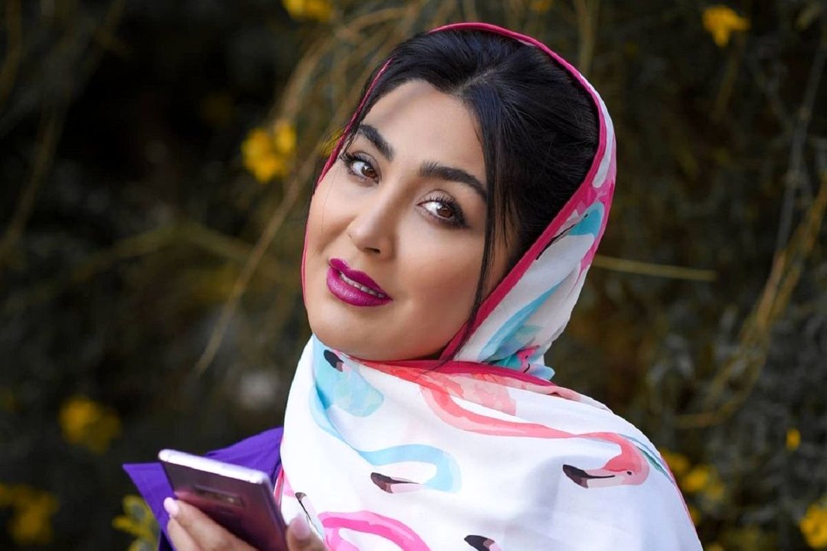 خانم بازیگر در این هودی و شلوار گم شد