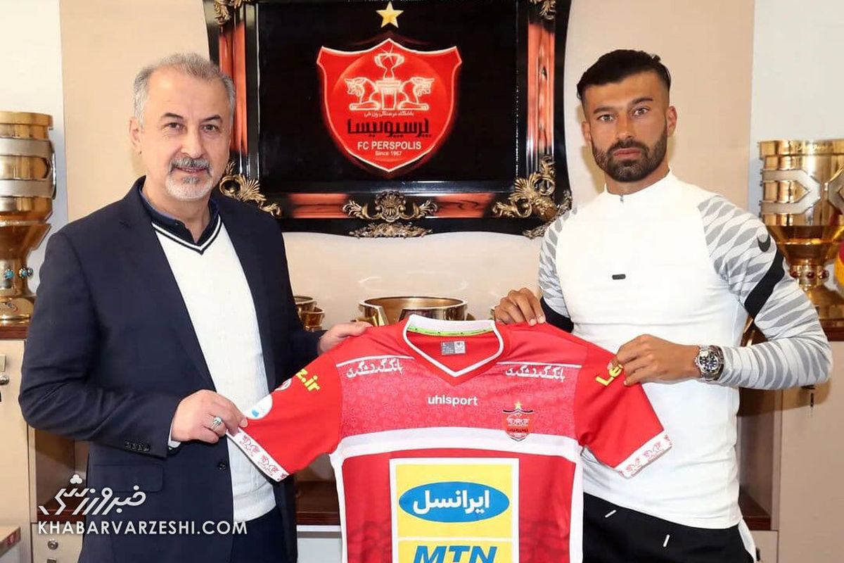 فیگورهای رامین رضاییان با لباس پرسپولیس جلوی دوربین