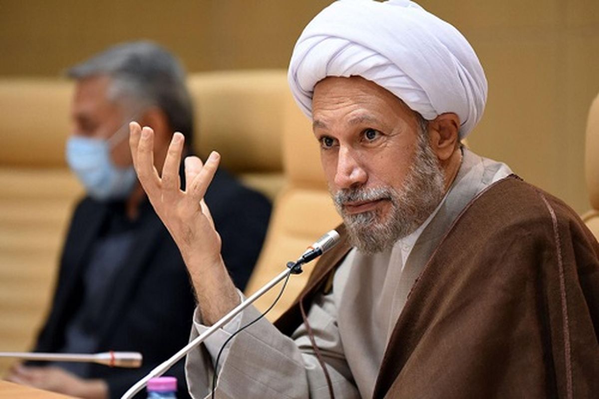 امام جمعه شیراز: خوردن و بردن به روحانیون و طلاب نمی‌چسبد