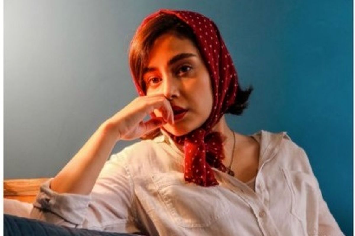 عکس حرفه ای در مکانی تاریخی از سلبریتی جوان