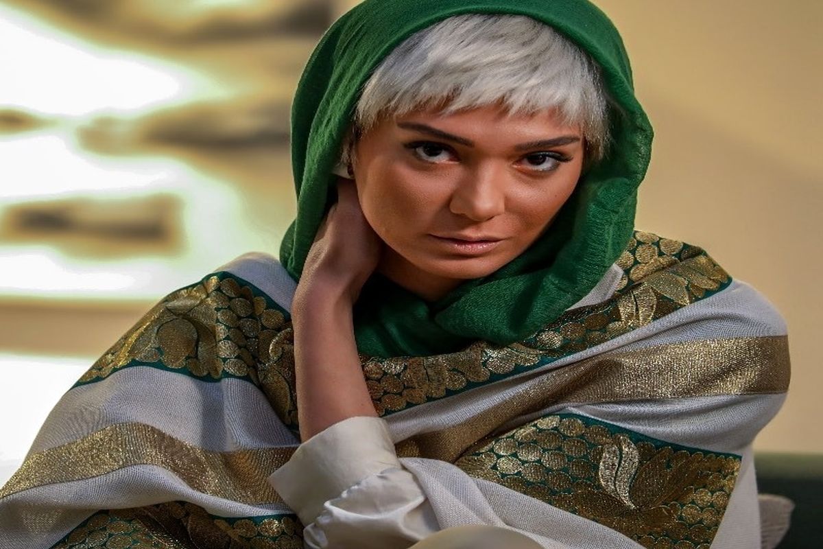 سلبریتی پر حاشیه بدون آرایش و لب های غنچه شده