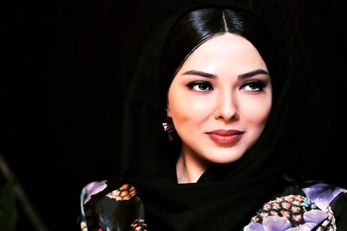 پوشش حوله ای ستاره زیبای کشور در سفر