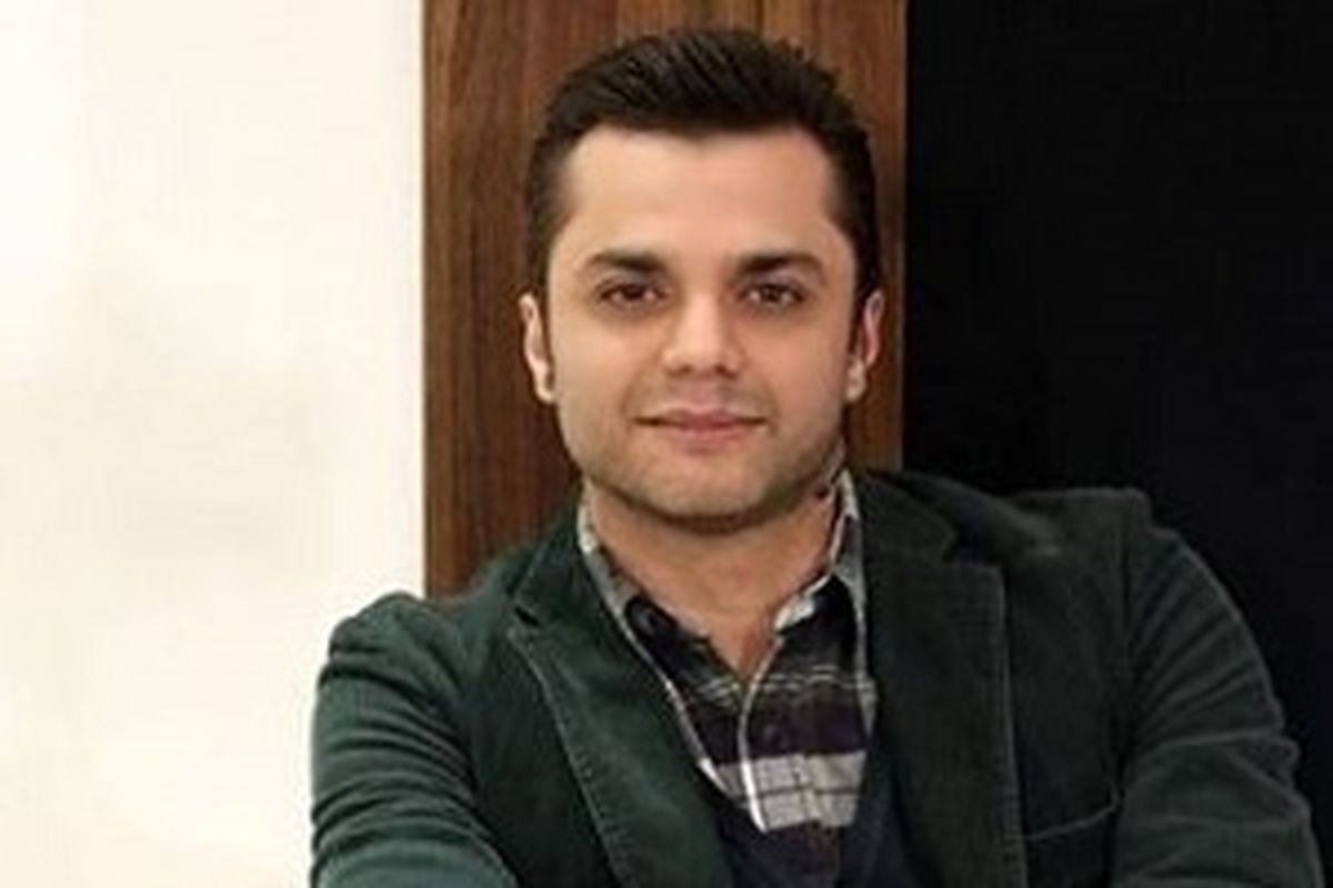 آقای بازیگر با لباسی بسیار راحت و خنک