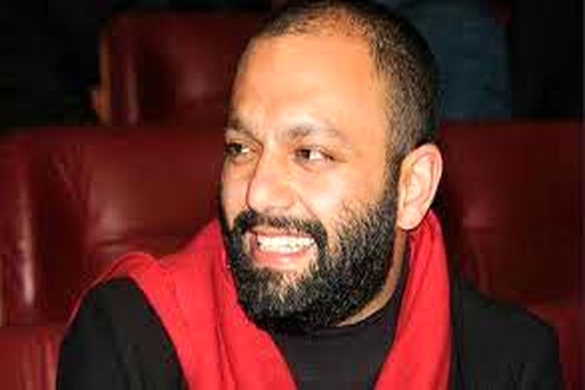 نقاشی سیاه قلم از چهره آقای بازیگر ابر