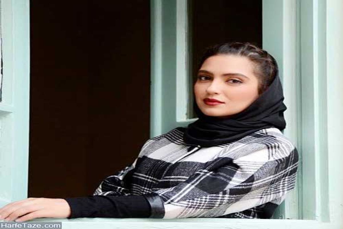 خانم بازیگر و آسمان آبی از نمای پایین