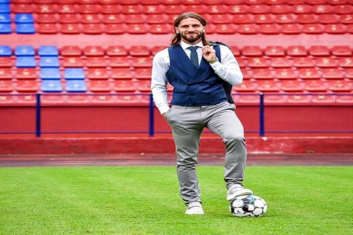 پیرمرد پرحاشیه به استقلال می‌آید؟