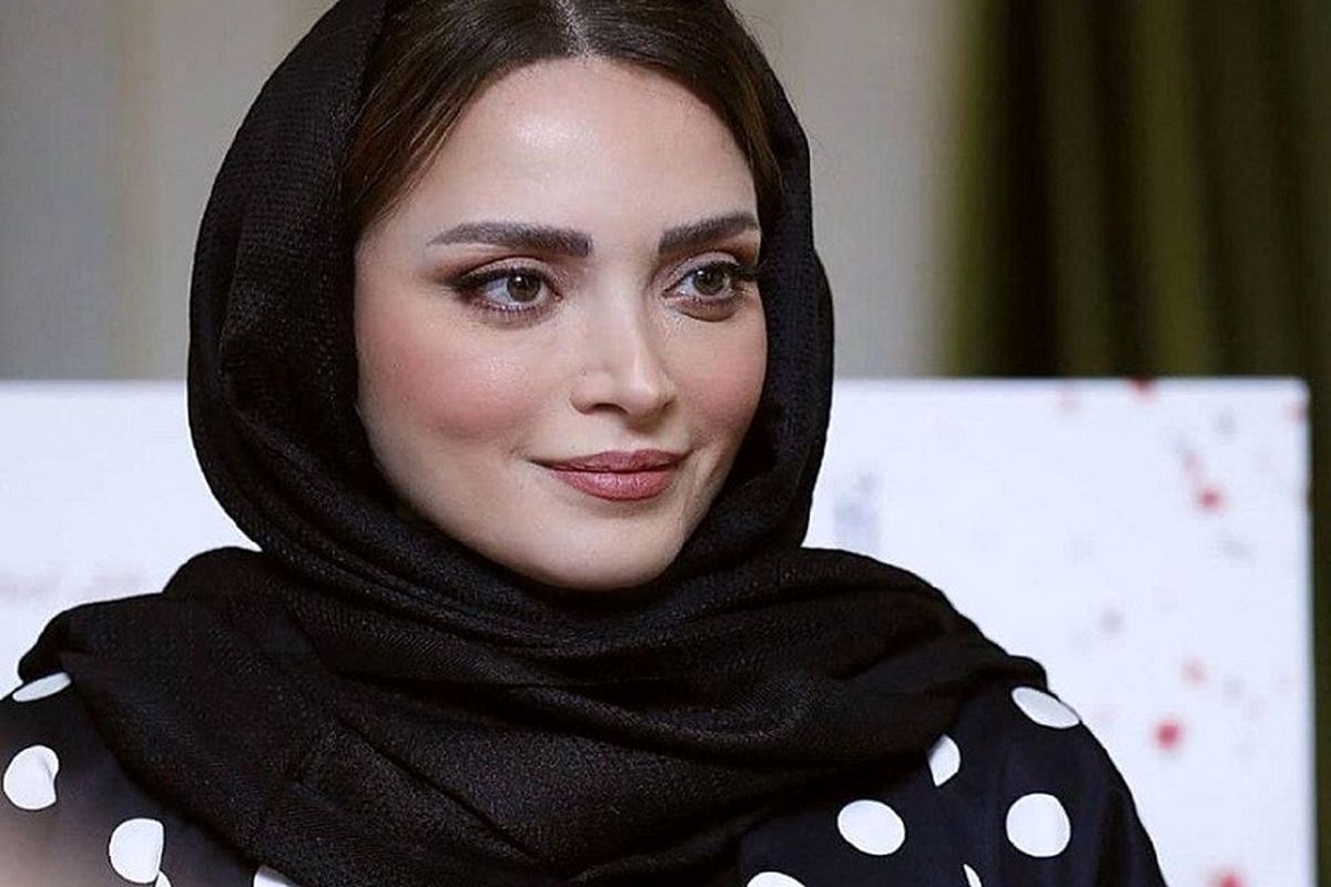 عکس جنجالی بهنوش طباطبایی با لباس مجلسی قرمز