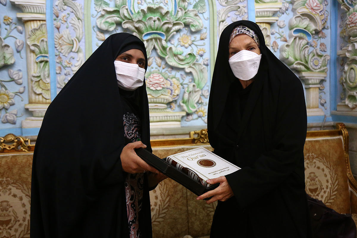 ماجرای چادری شدن سفیر استرالیا در قم! + عکس