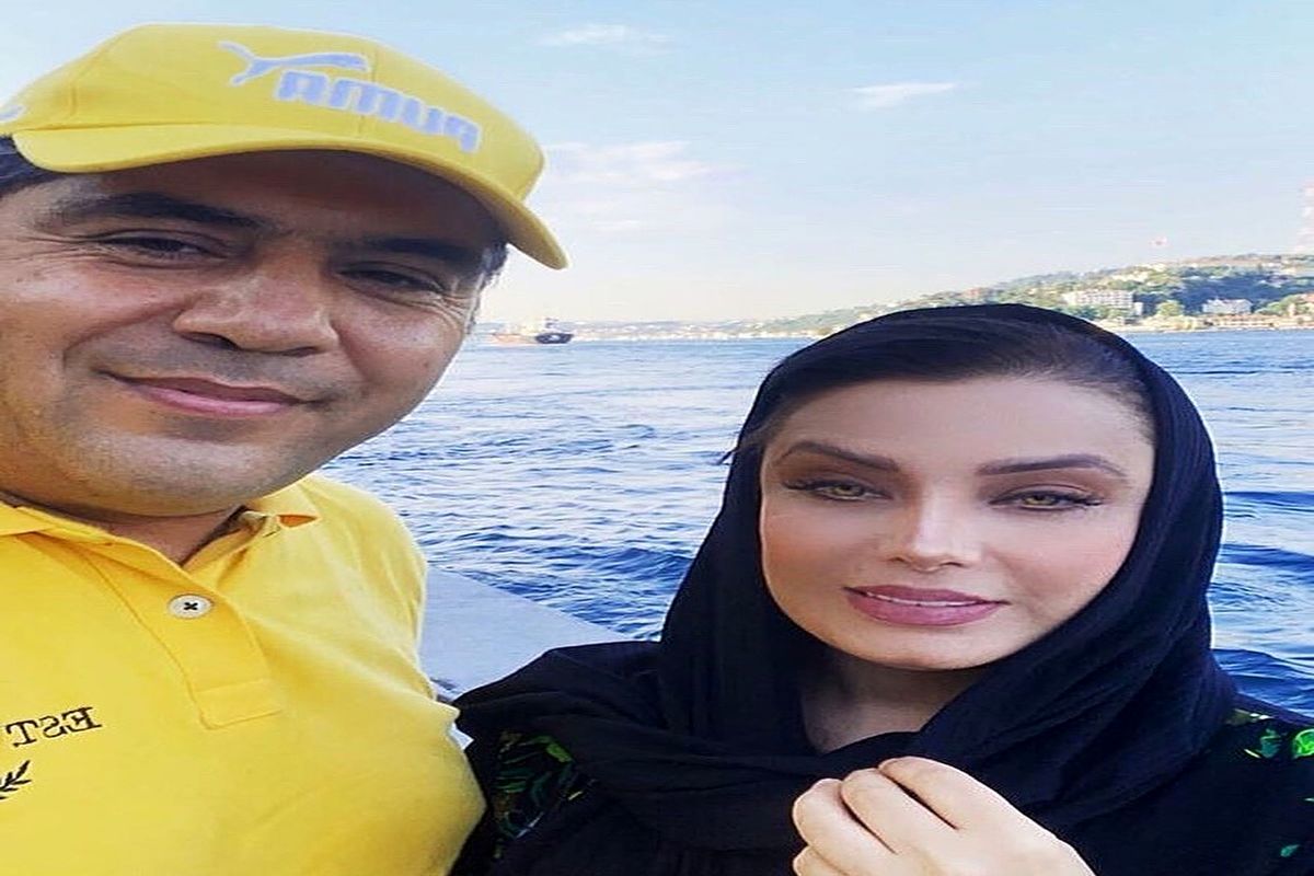 خانم مجری با موهای افشان و آرایشی غلیظ