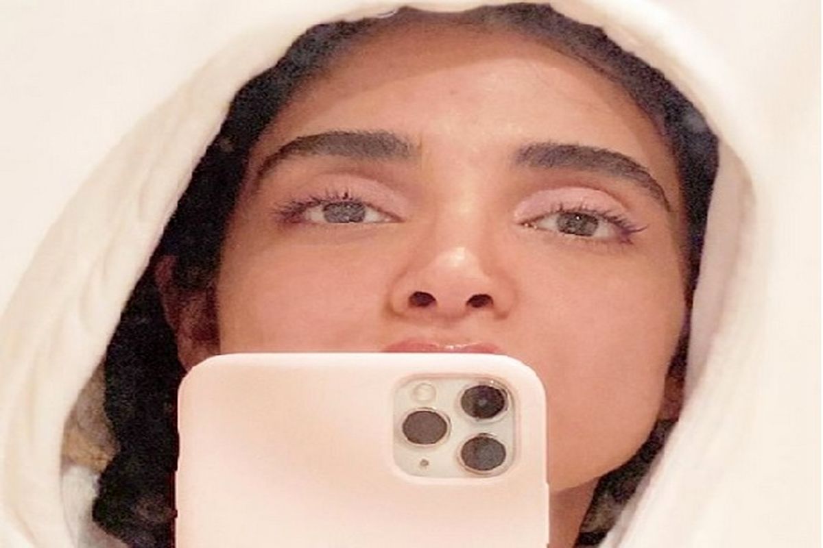 الهه حصاری مقابل آینه + عکس