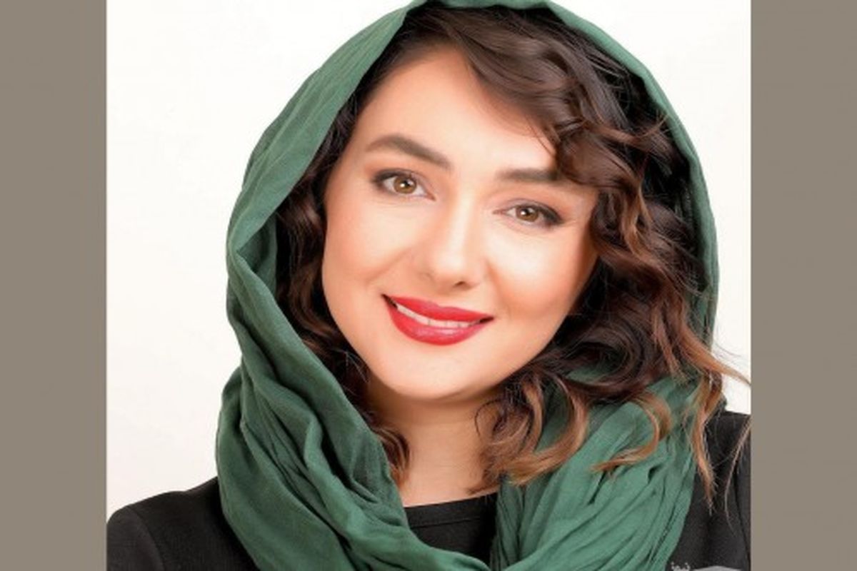 عکس تبلیغاتی هانیه توسلی در مکانی گل گلی