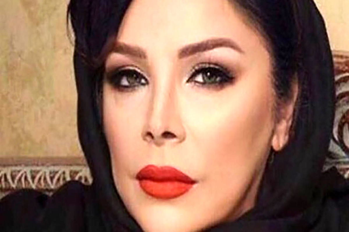 خانم بازیگر شیک در آینه ای سلطنتی