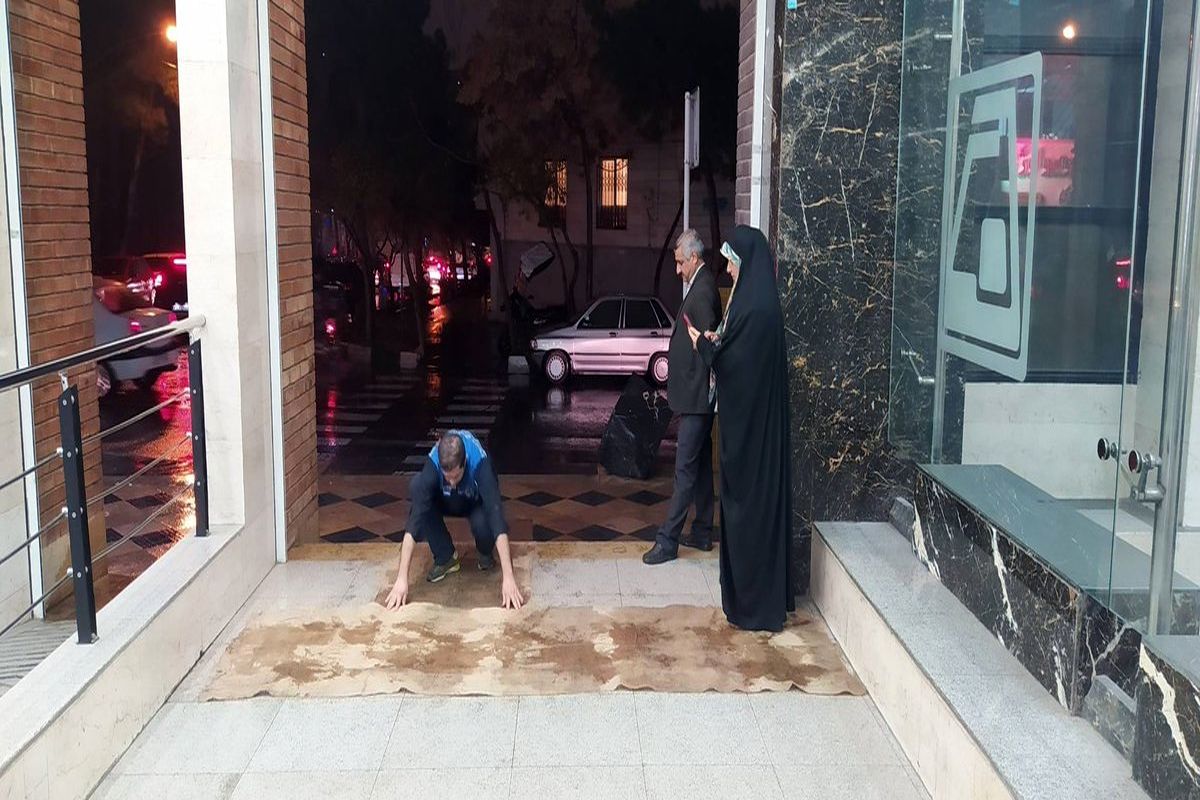 حرکتی نمادین با گونی در مترو!