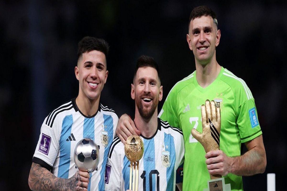 رفتار جالب دروازه بان آرژانتین جهت مراقبت از مدالش