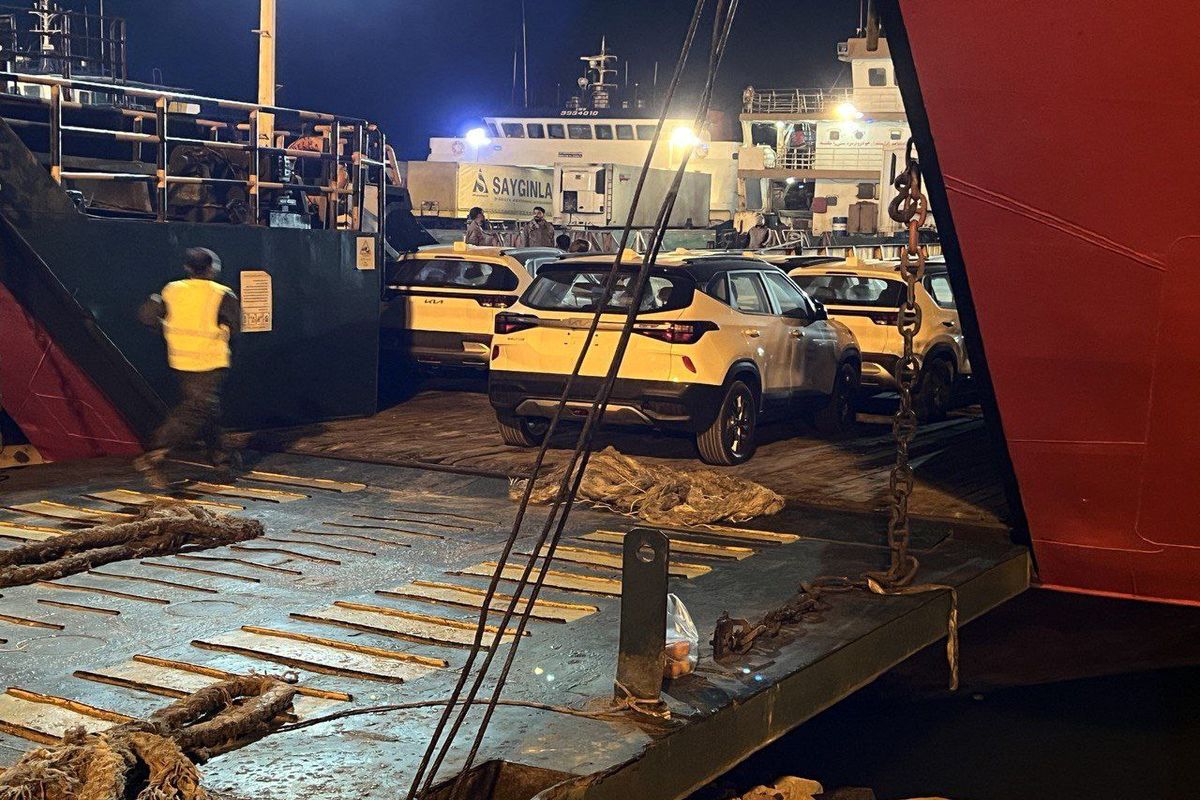 اولین خودروهای وارداتی امشب در بندر لنگه تخلیه شدند