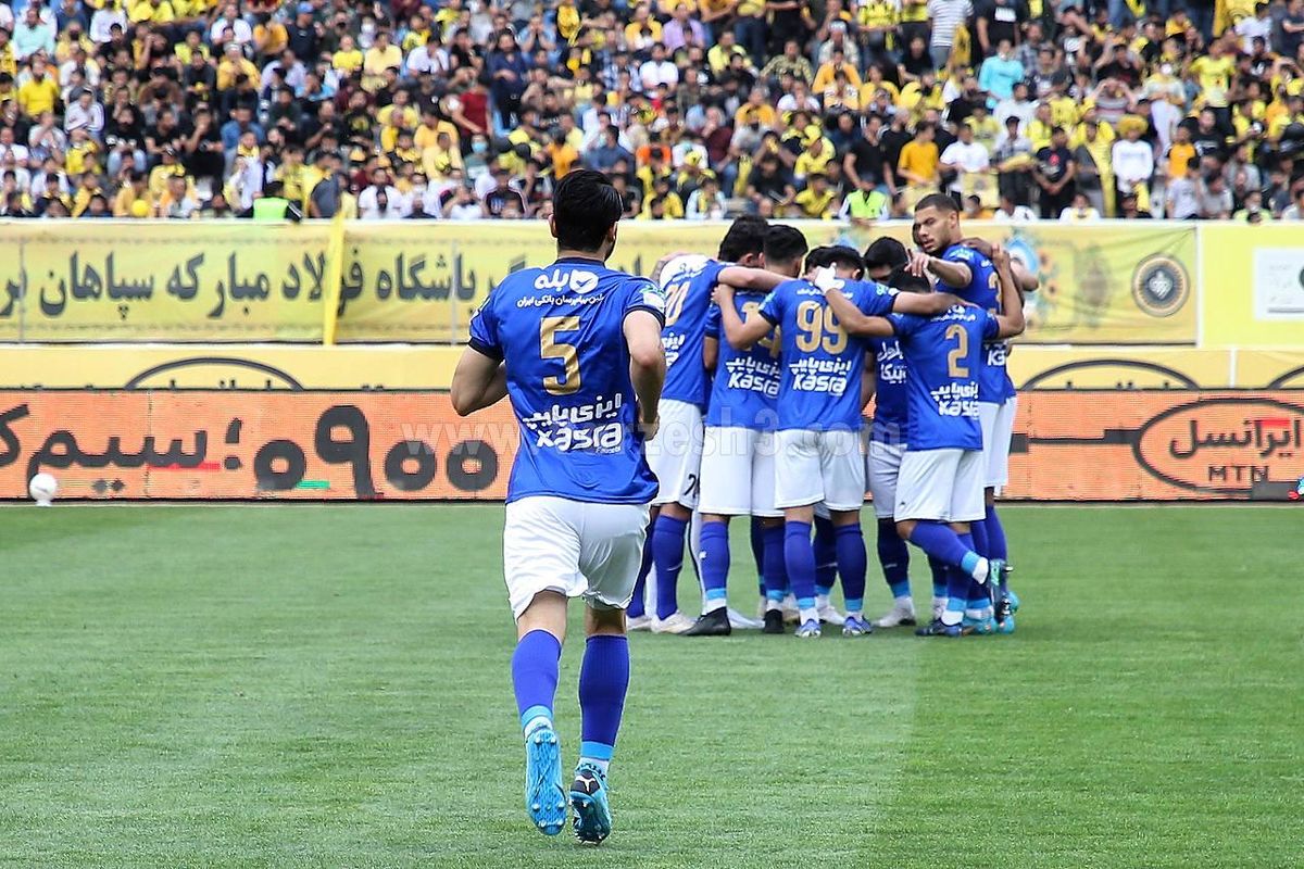 هافبک خارجی استقلال در راه است