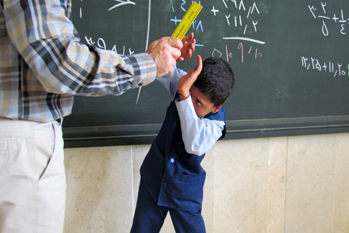 ضرب و شتم یک دانش آموز توسط معلم خبرساز شد