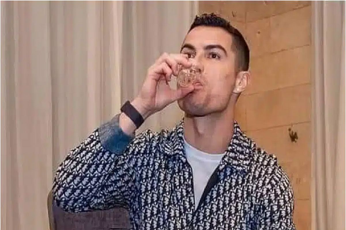 ستاره فوتبال در حال تست این نوشیدنی