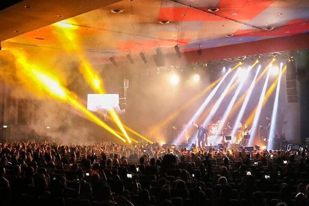 بانویی که برای اولین بار در کنسرت خواند