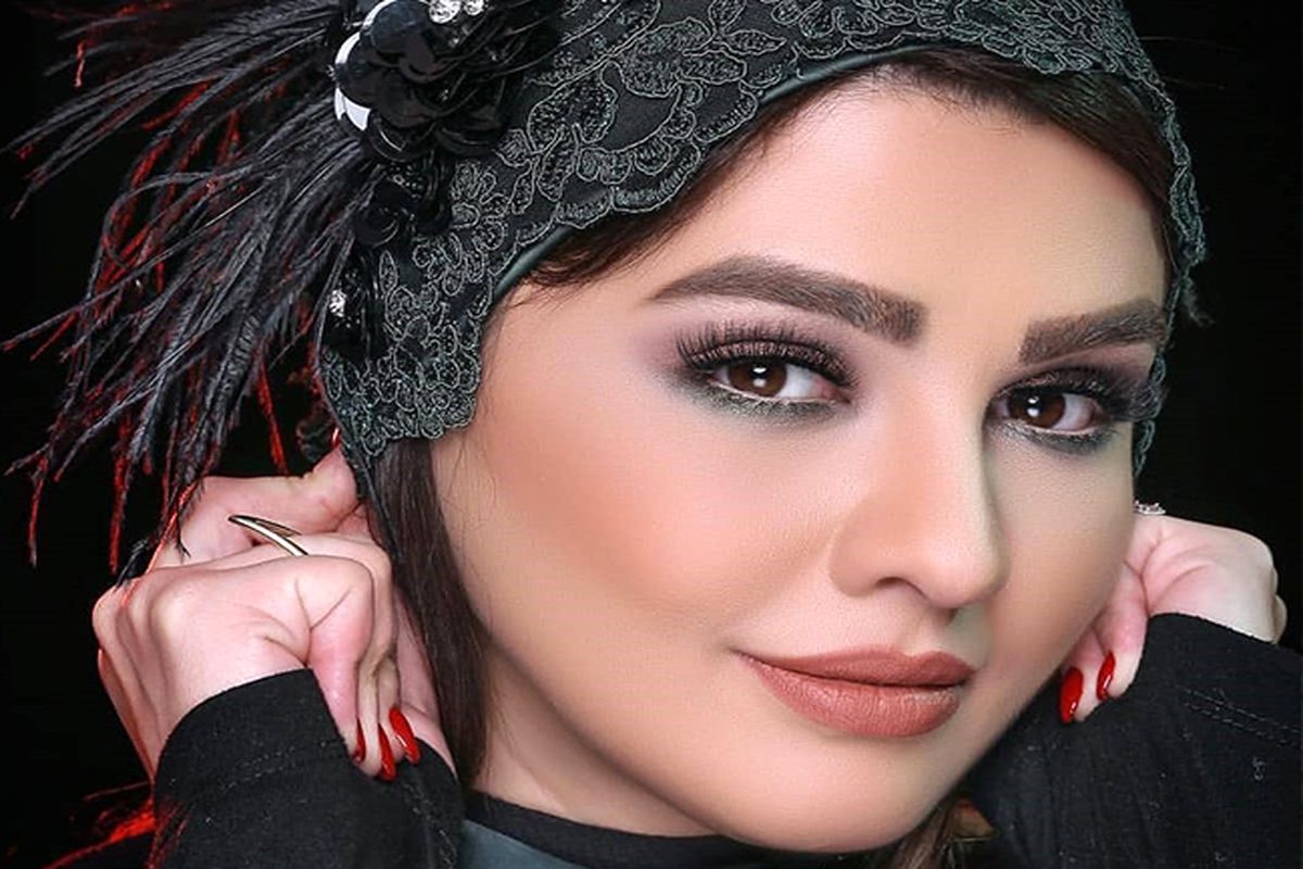 خانم بازیگر جوان در جزیره هنگام