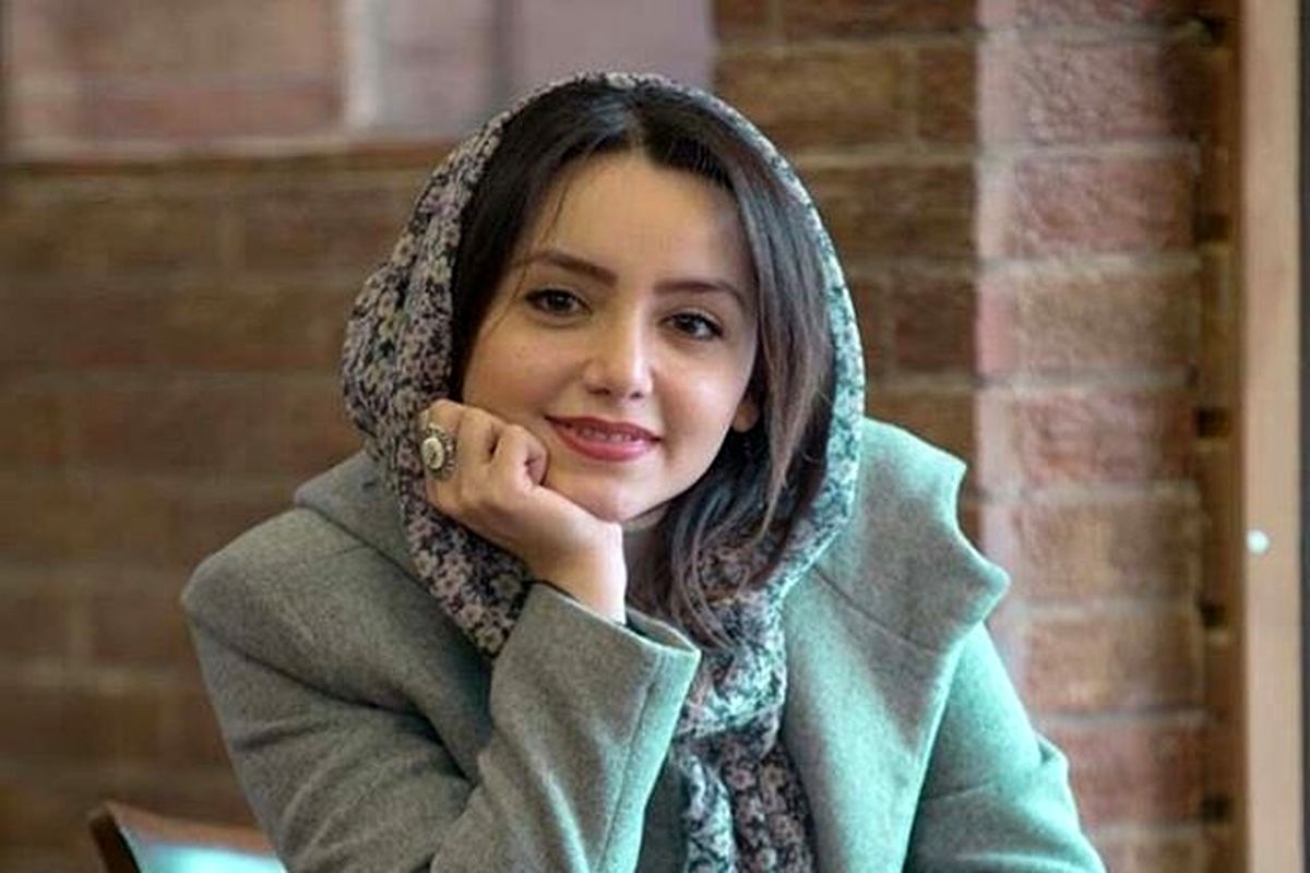 خانم بازیگر با تم فرفری