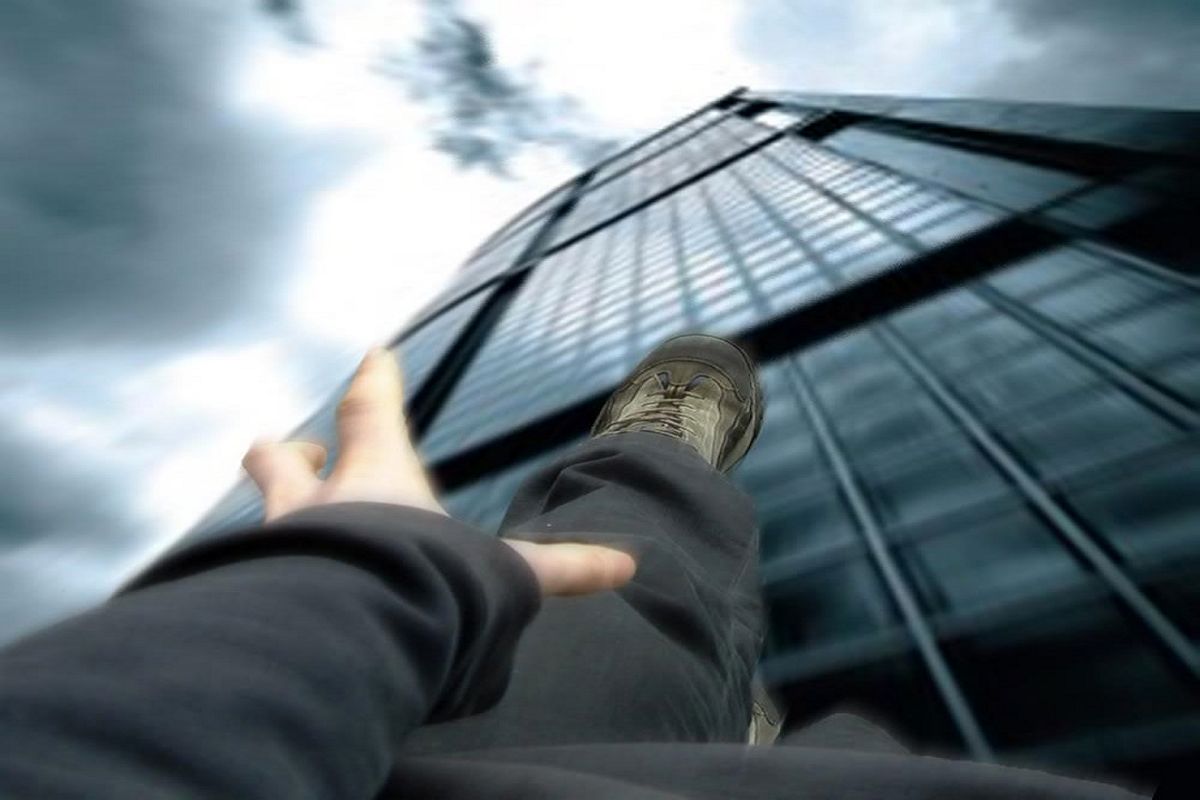 دختری که از ارتفاع پرتاب شد!