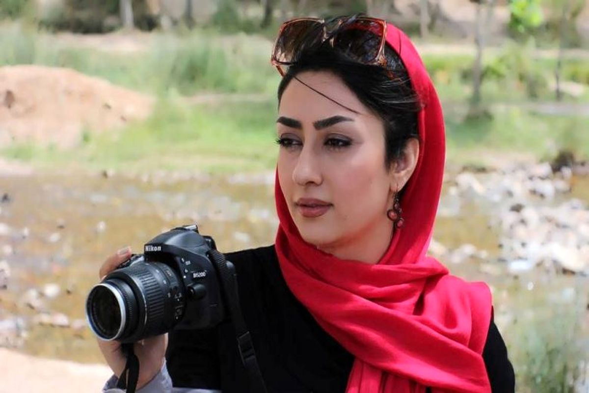 خانم بازیگر در محیطی سنتی و شاد