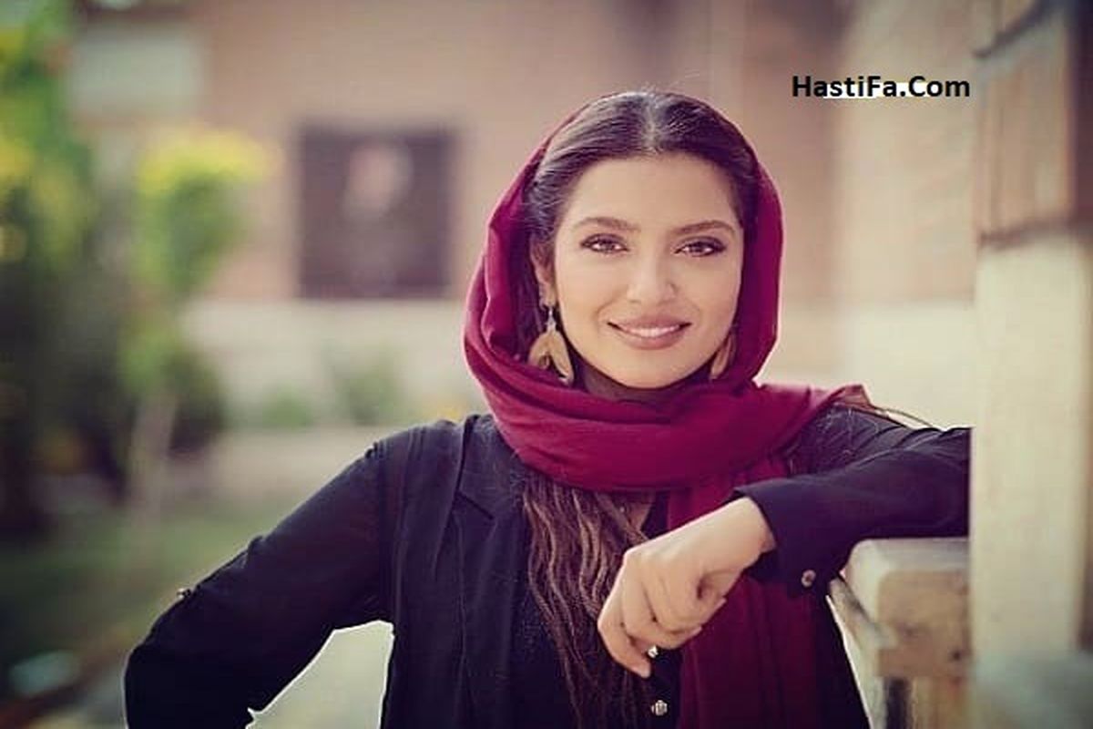 مونا کرمی تسبیح به گردن