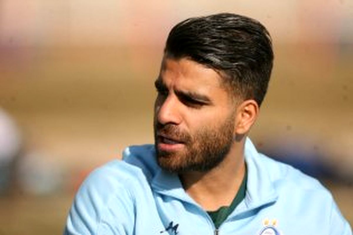 استقلال فعلا حق استفاده از این بازیکن را ندارد