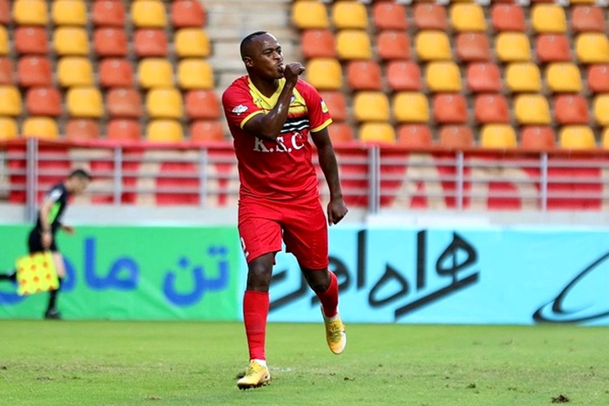 ستاره سابق استقلال در دوراهی