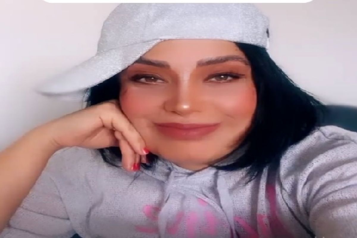 خانم شیفته ی عکس در حال شیطنت