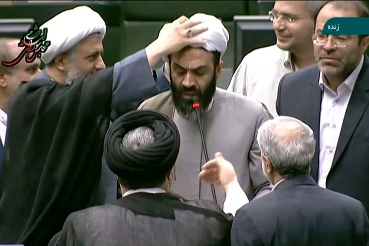 بیرون زدن رگ پیشانی و افتادن عمامه در مجلس