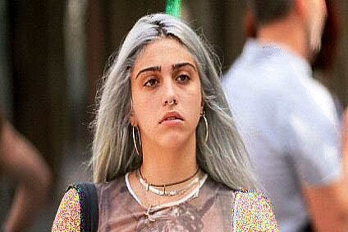 دختر مدونا غرق در اکسسوری