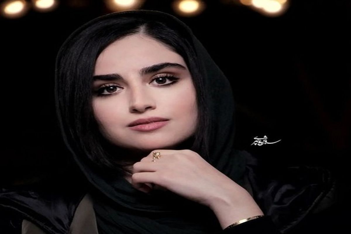 خانم بازیگر خوش پوش ، چشم انتظار ماند