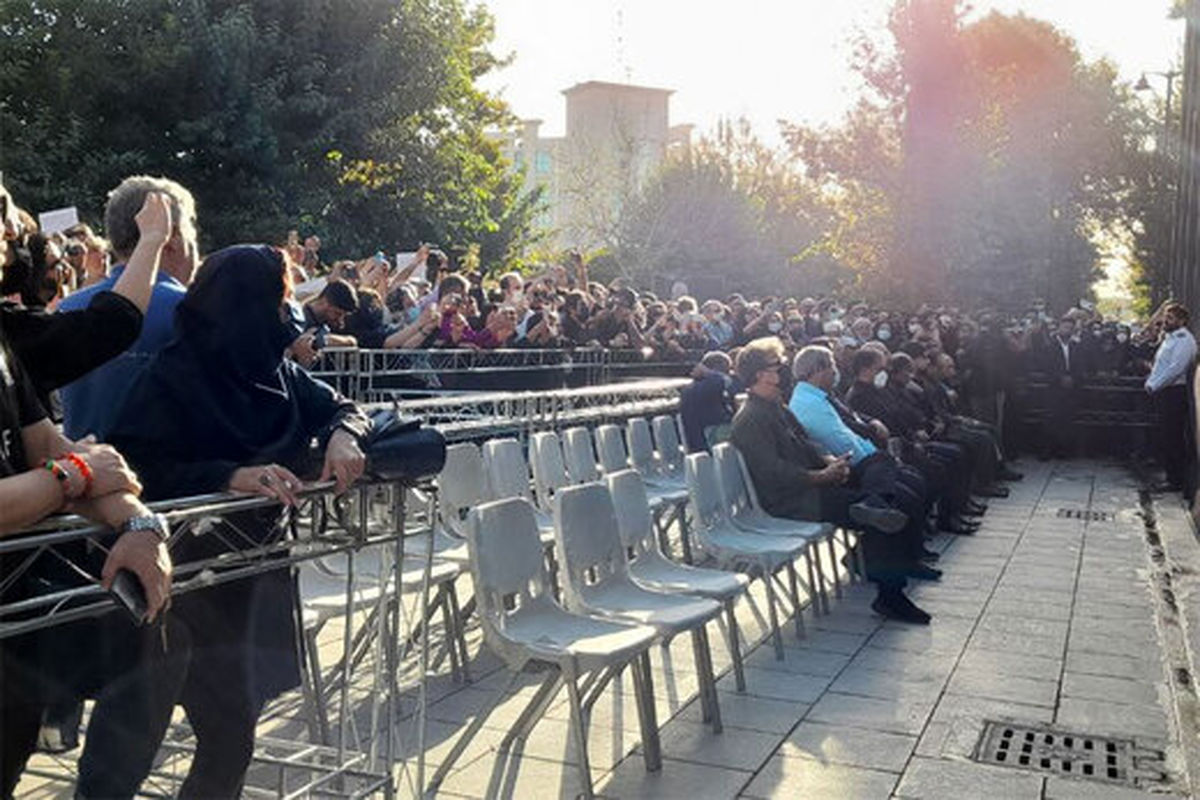 جدا کردن مردم از مسئولین در خاکسپاری سایه