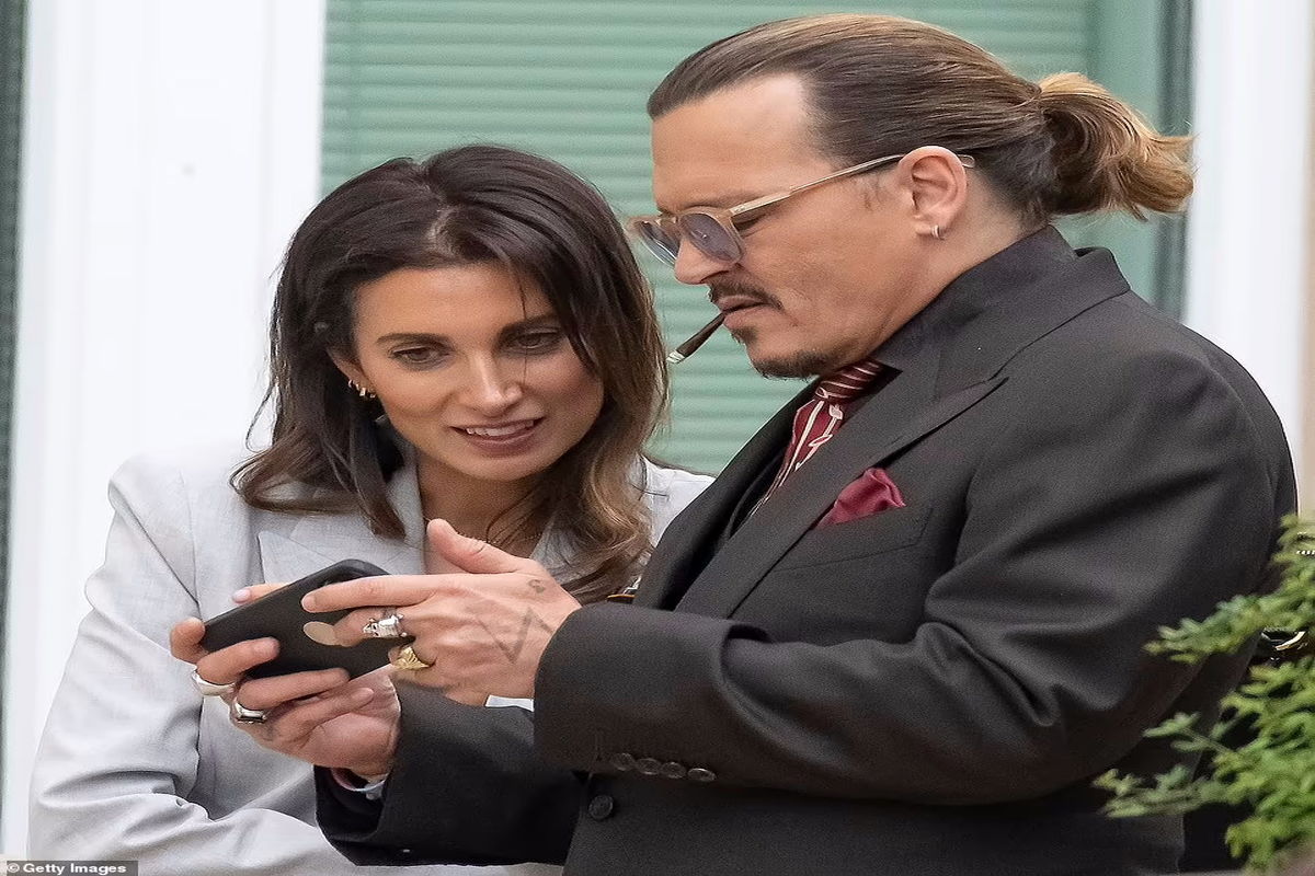 فاش شدن عکس‌های عاشقانه جانی دپ و وکیلش