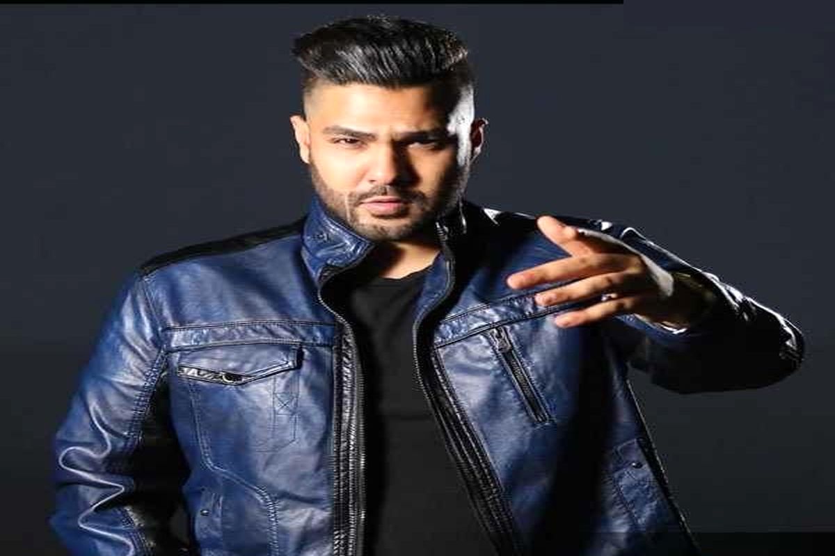 حمله رگباری مردم به ساسی مانکن