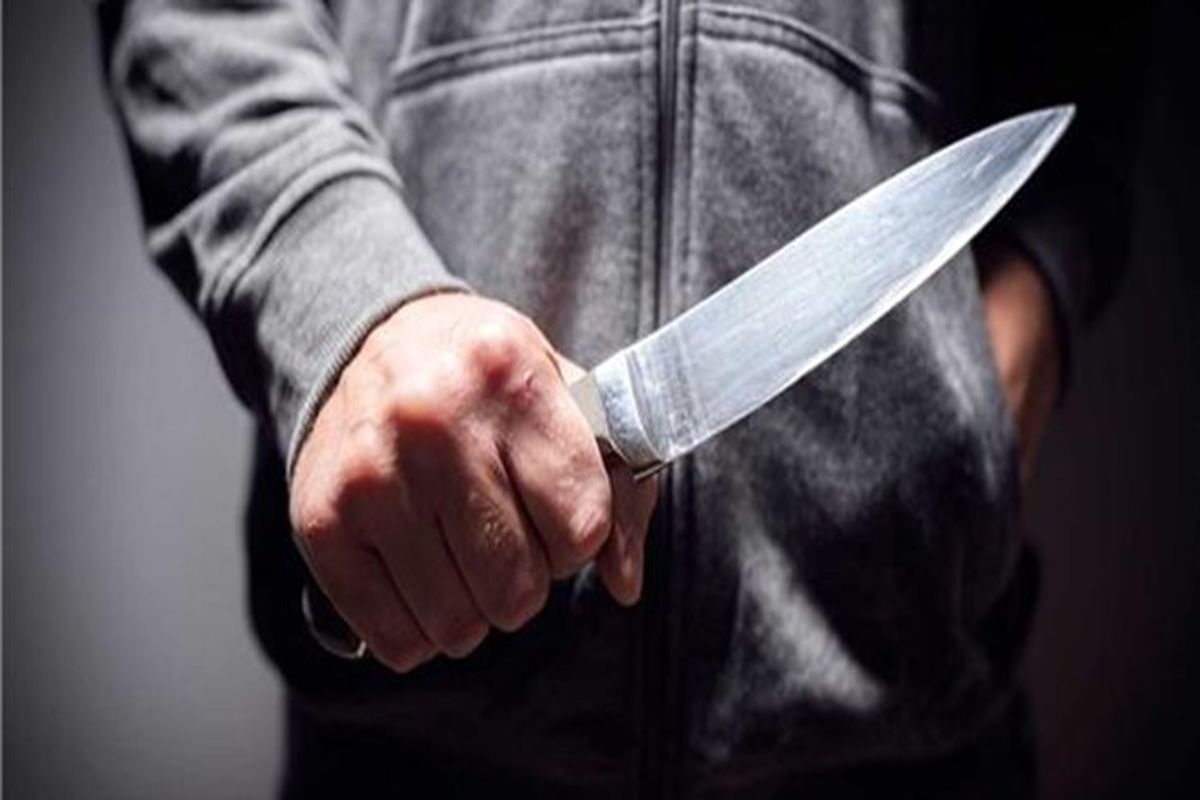 دختری که جای قلم چاقو در دست دارد