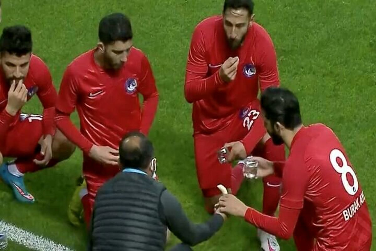 افطار وسط مسابقه فوتبال