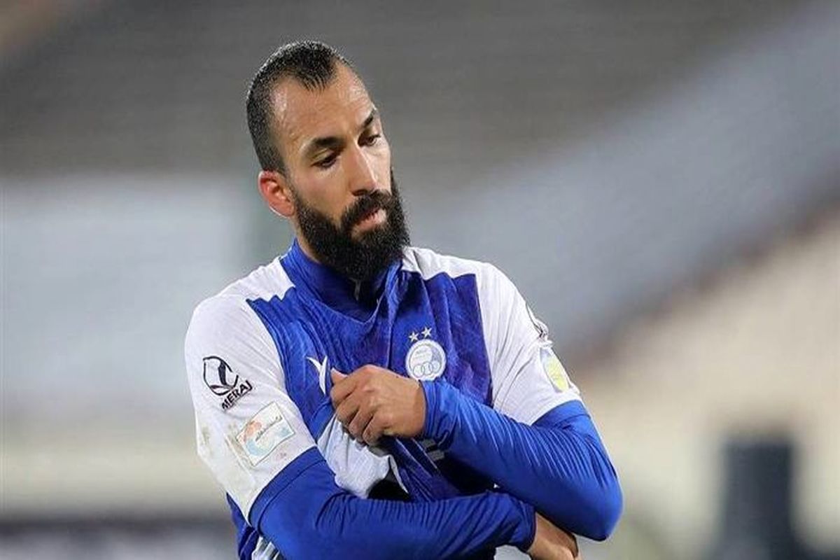 هافبک استقلال مقابل فتح الله زاده ایستاد