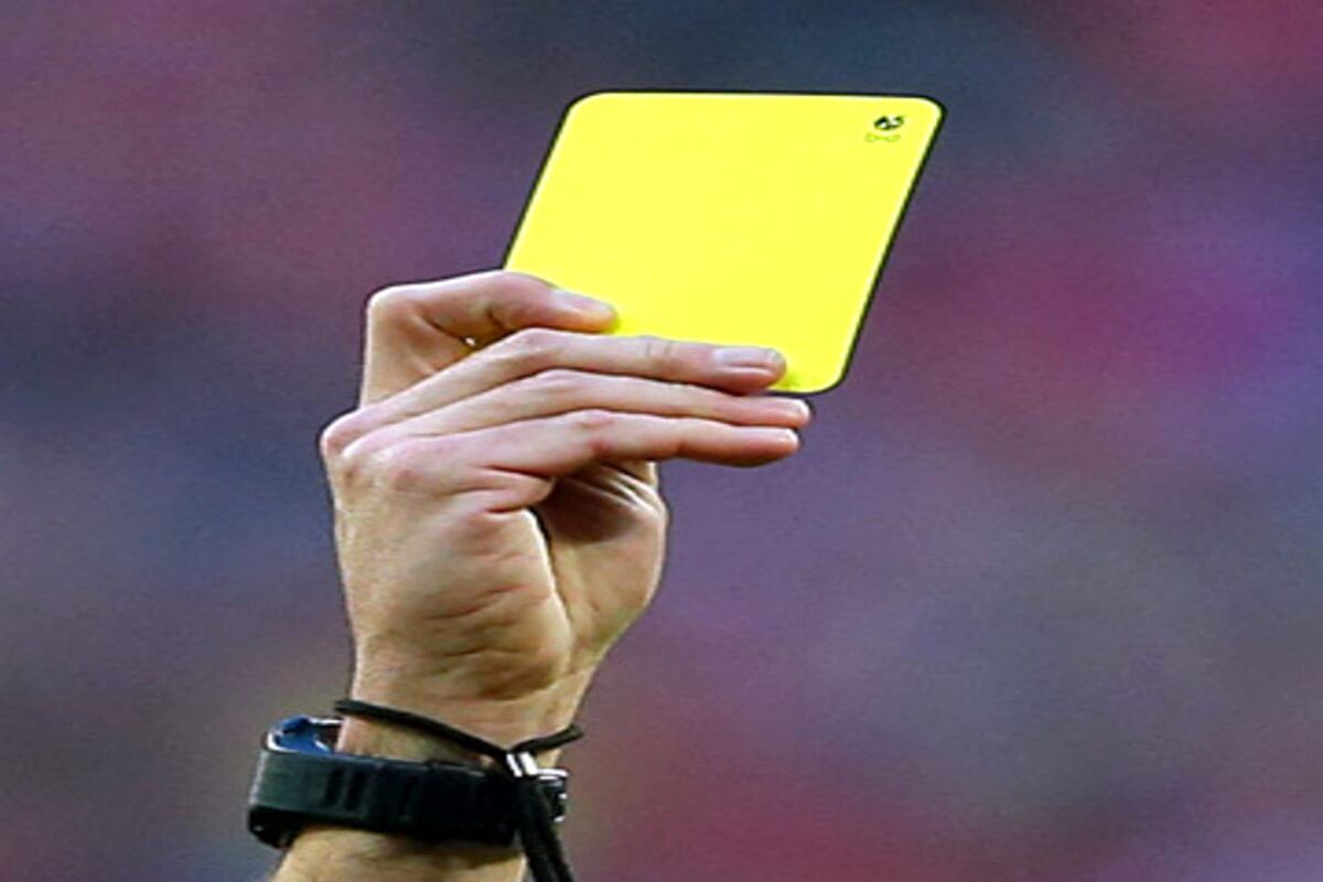 این بار داور مسابقه کارت زرد گرفت