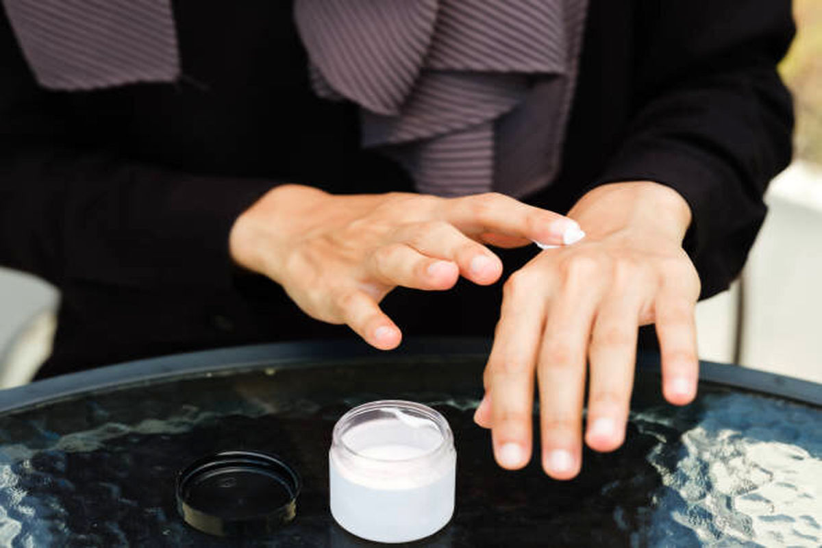 بهترین روش برای جوان سازی پوست / این ماده غذایی برای دستتان مفید است