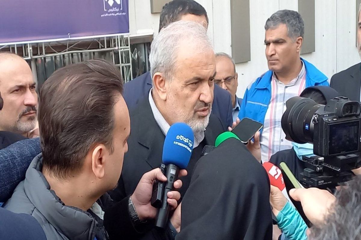 وزیر صمت: مشکلی برای واردات خودرو وجود ندارد / بازار خودرو باید رقابتی شود / حذف قیمت گذاری خودرو در آینده ای نزدیک