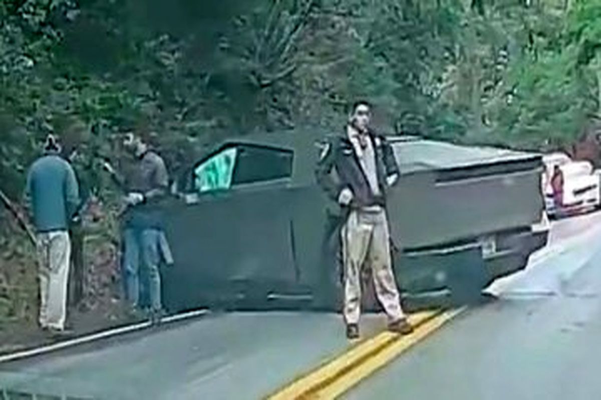 تصادف غول تسلا با یک تویوتا کرولا /حاشیه های تست ناموفق تسلا سایبرتراک